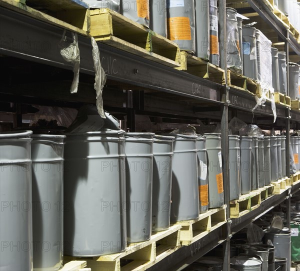 Cans in a row on warehouse shelves. Photographe : fotog