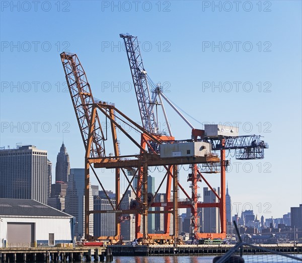 Loading dock cranes and cityscape. Photographe : fotog