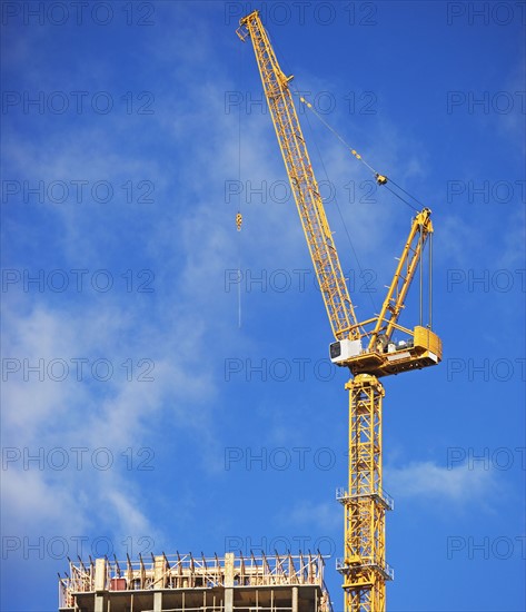 Building under construction and crane. Photographe : fotog