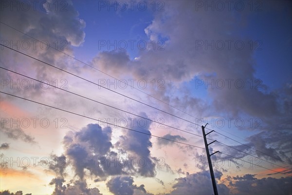 Communication tower and power lines. Photographe : fotog