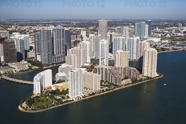 Aerial view of waterfront city. Photographe : fotog