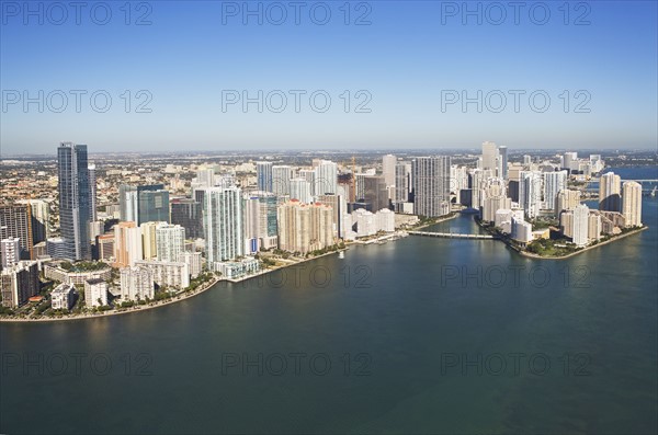 Aerial view of waterfront city. Photographe : fotog