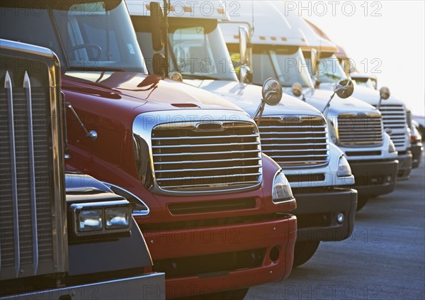 Semi-trucks in a row. Photographe : fotog
