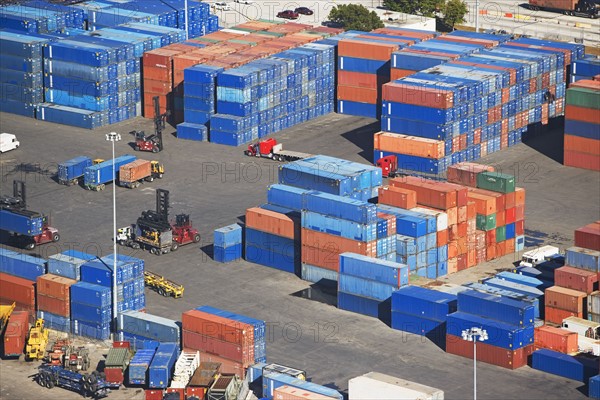 Shipping containers at port. Photographe : fotog