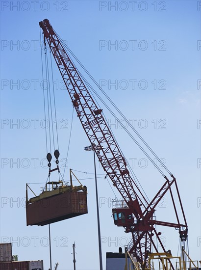 Cranes moving shipping containers. Photographe : fotog