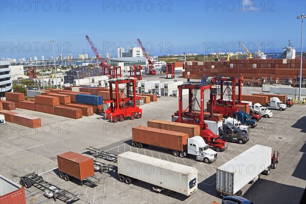 Shipping containers at dock. Photographe : fotog