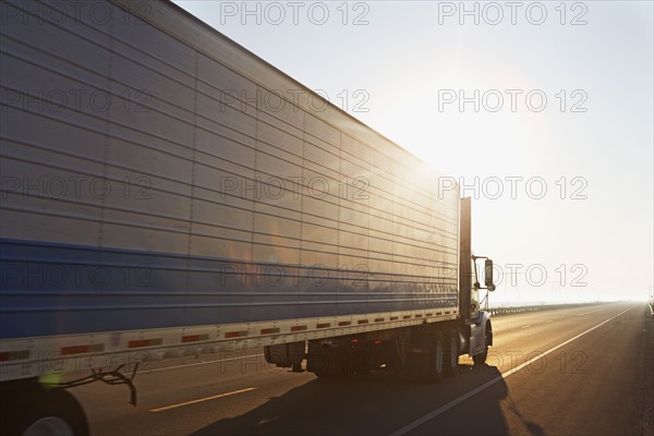 Semi truck on highway. Photographe : fotog