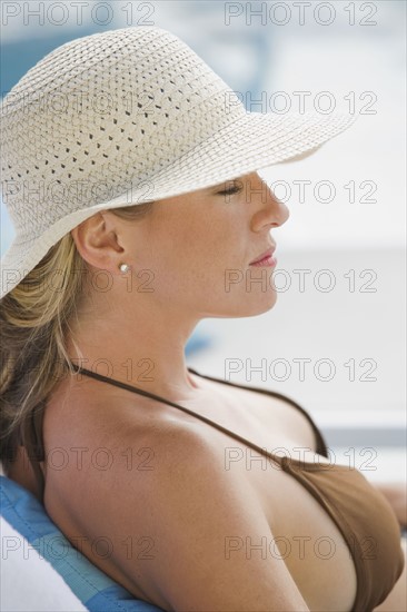 Woman relaxing poolside. Photographe : mark edward atkinson