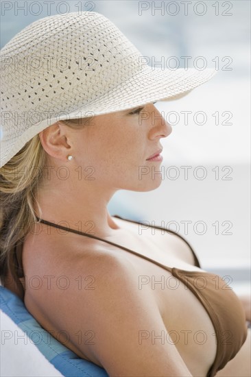 Woman relaxing poolside. Photographe : mark edward atkinson