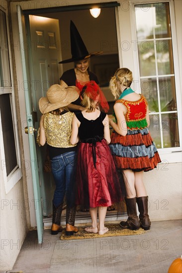 Girls trick or treating. Photographe : Sarah M. Golonka