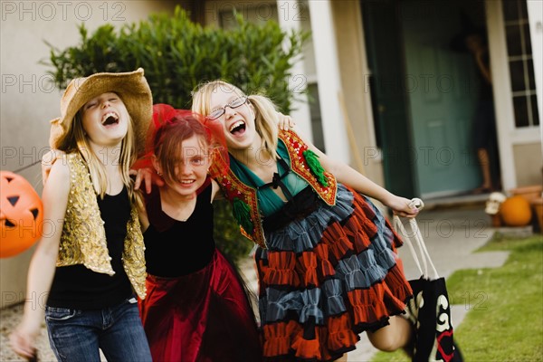 Girls trick or treating. Photographe : Sarah M. Golonka