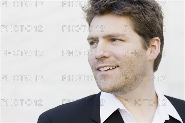 Portrait of smiling businessman. Photographe : PT Images