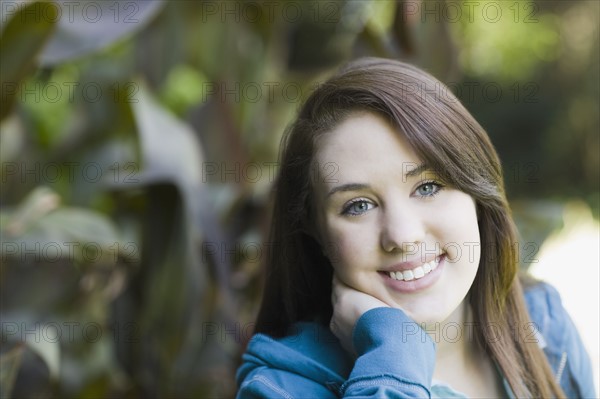 Portrait of teenage girl in park. Photographe : PT Images