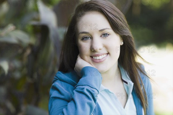 Portrait of teenage girl in park. Photographe : PT Images