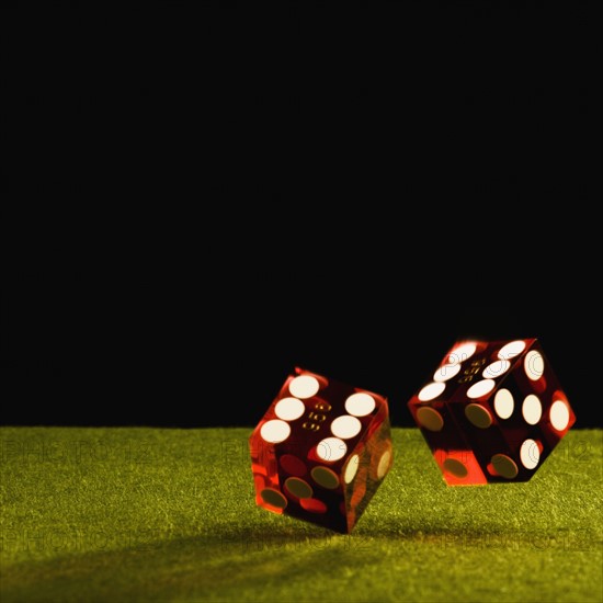 Rolling dice. Photographe : Joe Clark