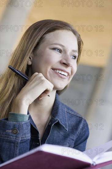 Young woman reading. Photographe : PT Images