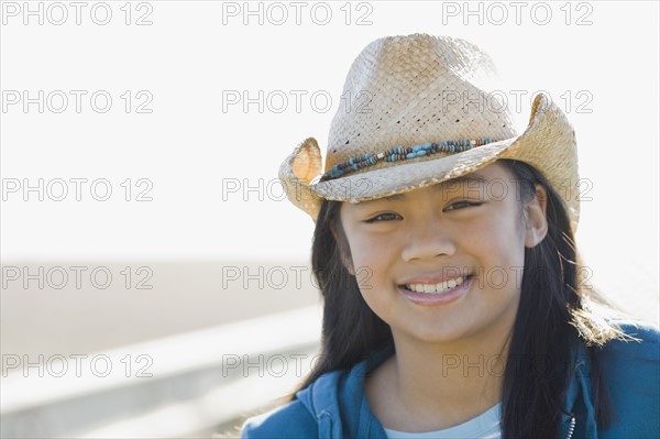 Portrait of teenage girl wearing cowboy hat. Photographe : PT Images