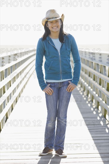 Portrait of teenage girl wearing cowboy hat. Photographe : PT Images