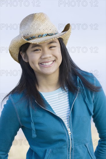 Portrait of teenage girl wearing cowboy hat. Photographe : PT Images