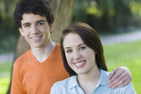 Friends posing in park. Photographe : PT Images