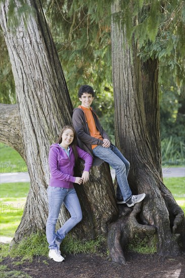 Friends posing in tree in park. Photographe : PT Images