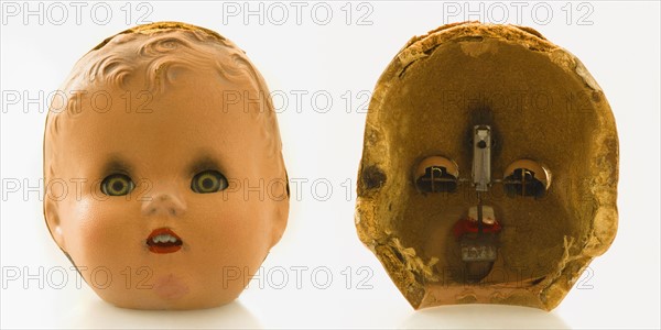 Broken antique baby doll head. Photographe : Joe Clark