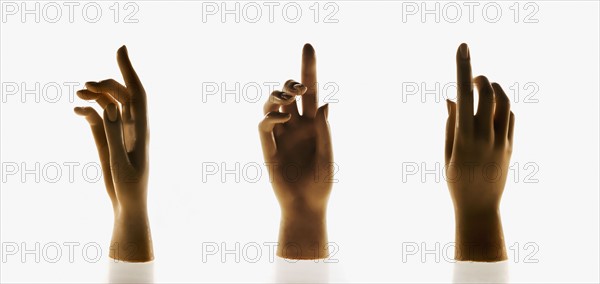 Mannequin hands pointing up. Photographe : Joe Clark