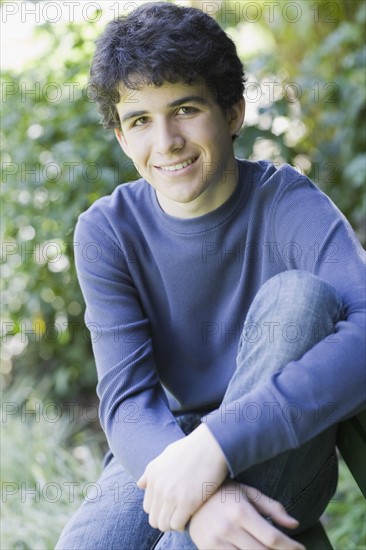 Portrait of boy in park. Photographe : PT Images