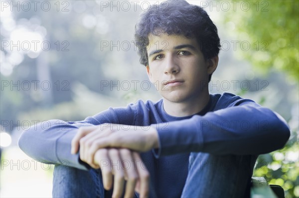 Portrait of boy in park. Photographe : PT Images