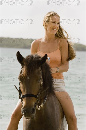 Woman horseback riding. Photographe : mark edward atkinson