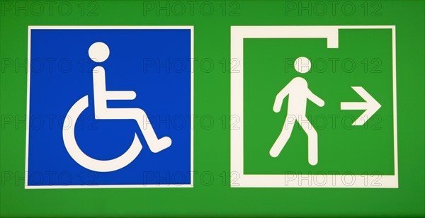 Wheel chair access and walkway signs. Photographe : fotog