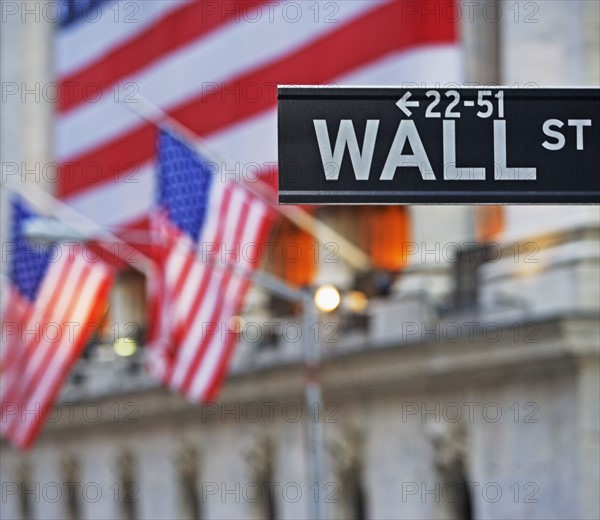 Wall Street sign and American flags. Photographe : fotog