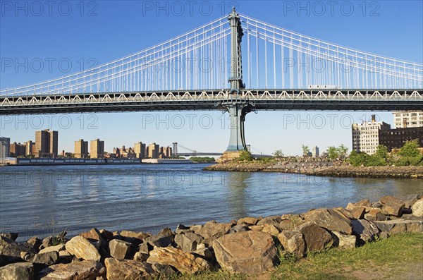 Urban bridge and cityscape. Photographe : fotog