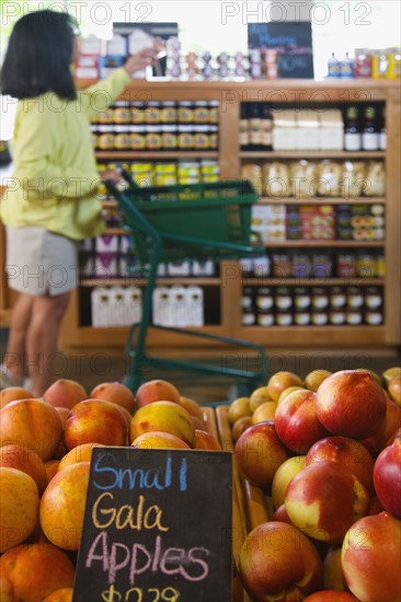 Fresh fruit in health food store. Photographe : Hill Street Studios