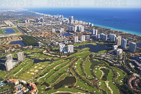 Aerial view of waterfront city. Photographe : fotog