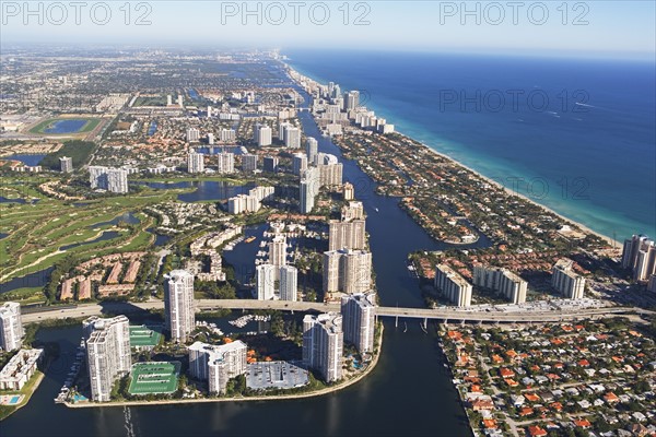 Aerial view of waterfront city. Photographe : fotog