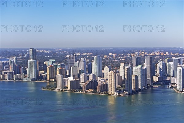 Aerial view of waterfront city. Photographe : fotog