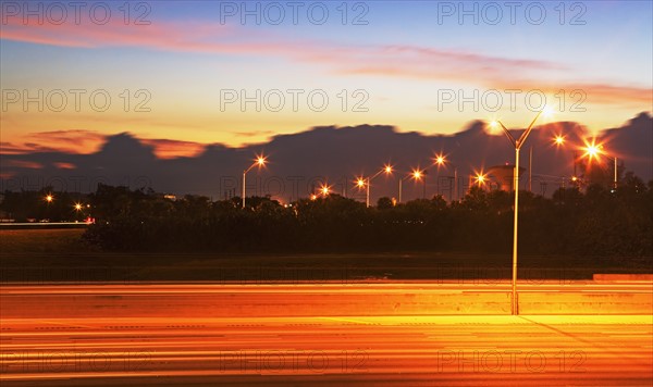 Blurred traffic headlights at night. Photographe : fotog