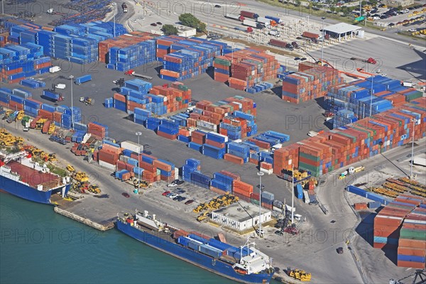 Aerial view of shipping containers. Photographe : fotog