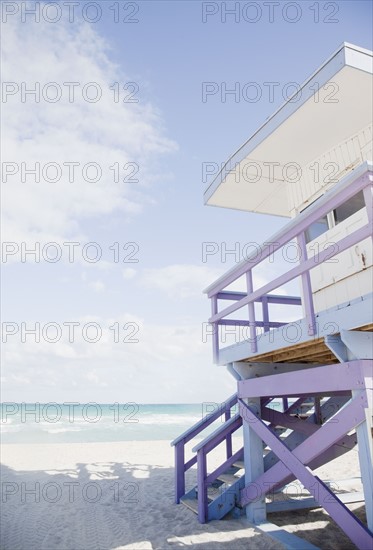 Lounge chairs on beach. Photographe : Jamie Grill