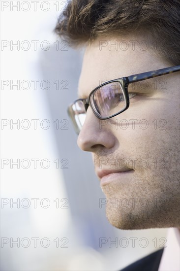 Close up of unshaven businessman. Photographe : PT Images