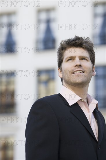 Businessman looking up. Photographe : PT Images