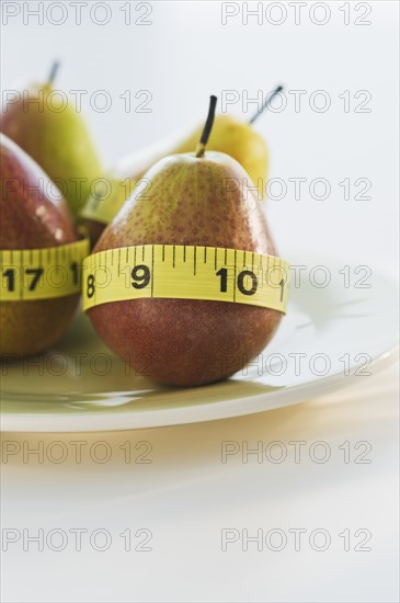 Pears wrapped in tape measures. Photographe : Daniel Grill