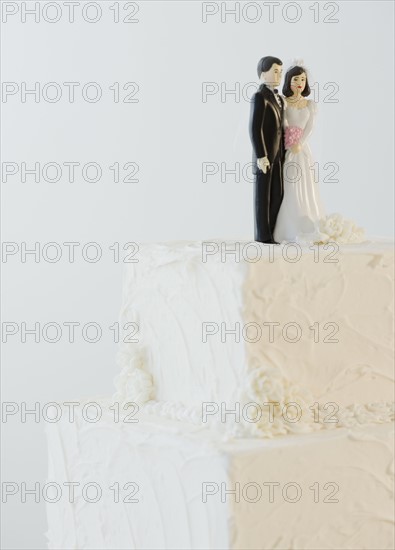 Wedding cake toppers on cake. Photographe : Jamie Grill