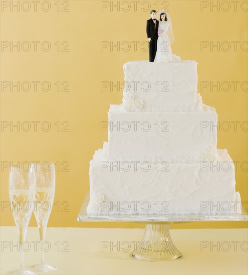 Wedding cake toppers on cake. Photographe : Jamie Grill