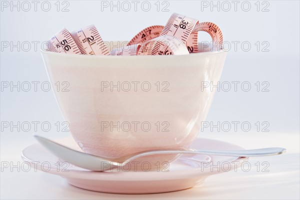 Tape measure in bowl. Photographe : Daniel Grill