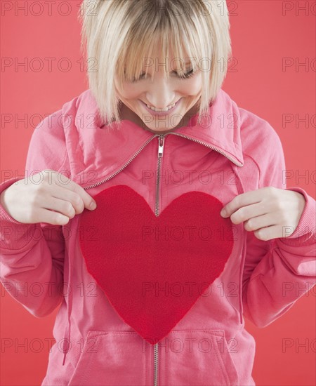 Woman listening to music with headphones. Photographe : Jamie Grill