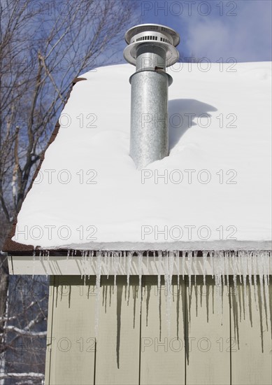 Icicles hanging from roof eaves. Photographe : Jamie Grill