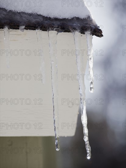 Icicles hanging from roof eaves. Photographe : Jamie Grill