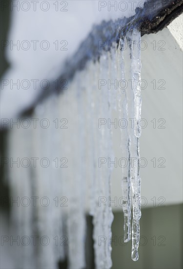 Icicles hanging from roof eaves. Photographe : Jamie Grill